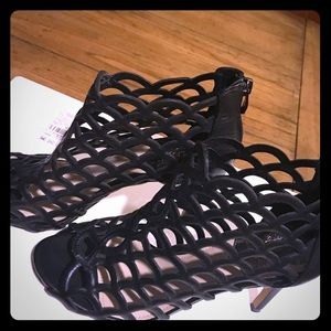 Super sexy Vince Camuto Fontanela caged booties